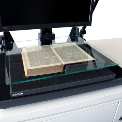 Buchwippe mit Glasplatte am Archivscanner