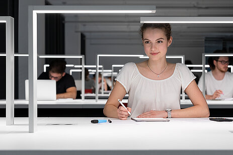 Bibliotheksleuchte an einem Lese- und Arbeitsplatz in der Bibliothek