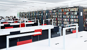 Großer Benutzerbereich einer Universitätsbibliothek