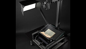 Buchtisch und montierte iXG 100MP Reprokamera 