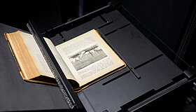 Buchtisch