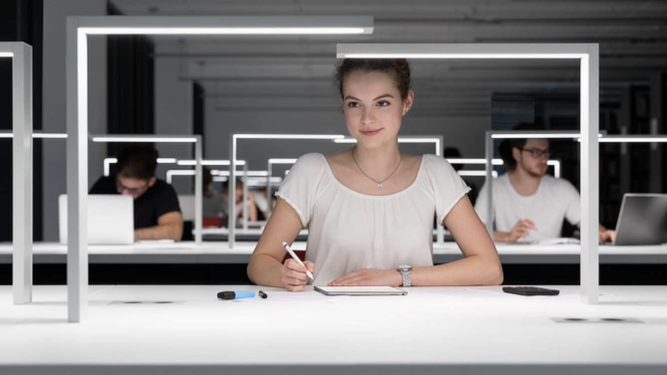 Bibliotheksleuchte an einem Arbeits- und Leseplatz