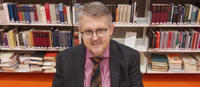 Klaus Lankheit Klaus Lankheit vor einer Bücherwand