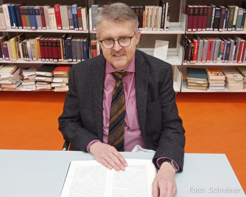 Klaus Lankheit vor einer Bücherwand