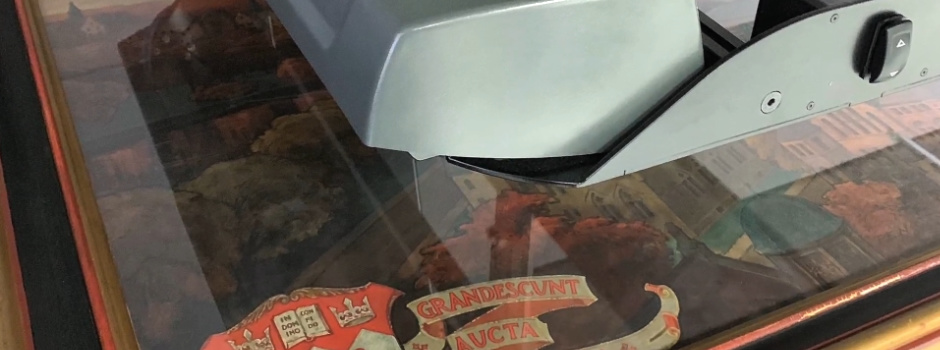 Großformatscanner scannt Bild im Rahmen Großformatscanner scannt Bild im Rahmen