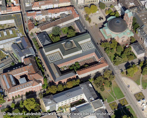 Gebäude der badischen Landesbibliothek Karlsruhe von oben aus der Luft